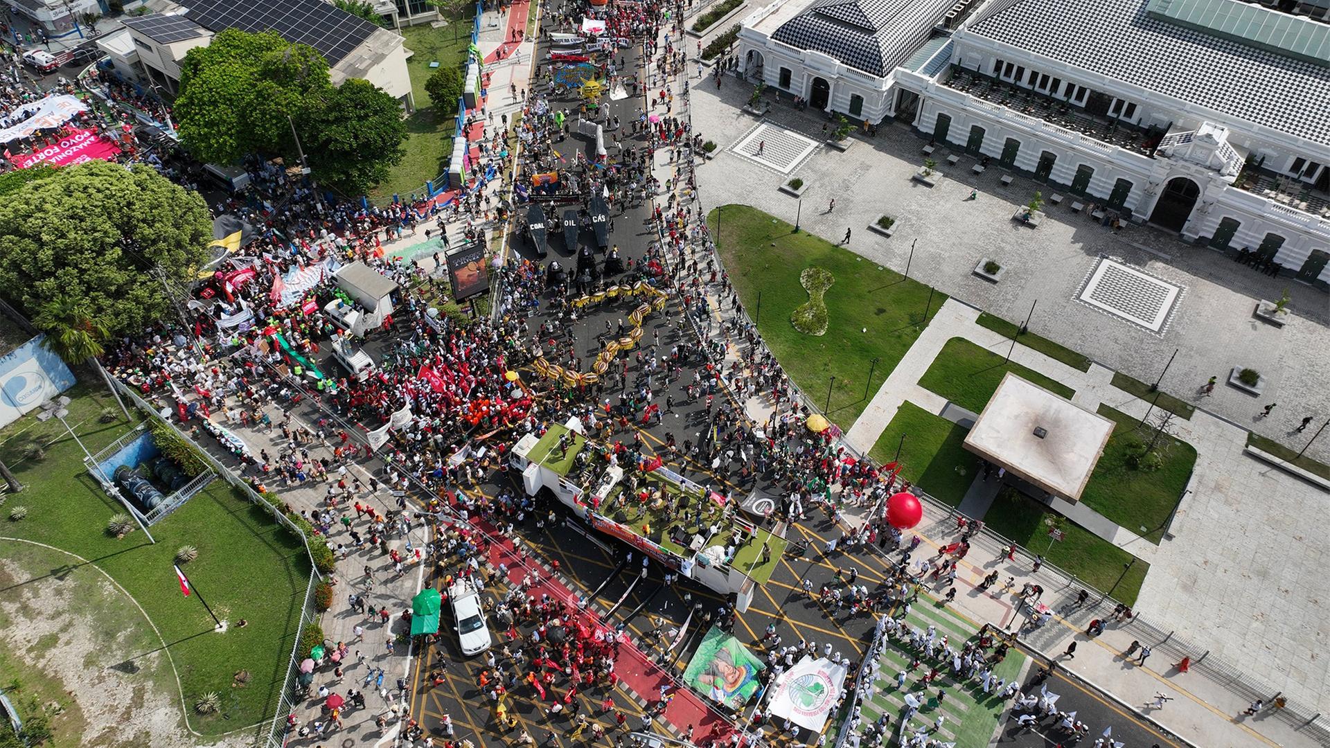 Klimakonferenz in Brasilien: Zehntausende protestieren für Klimagerechtigkeit