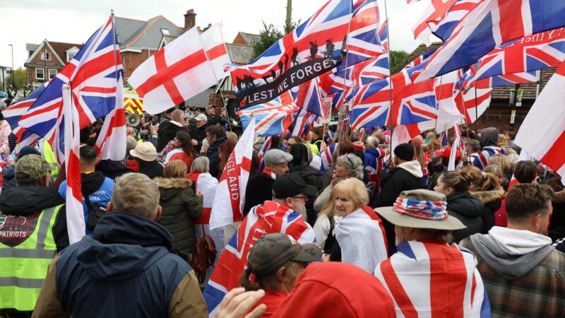 Großbritannien: Falschbehauptungen befeuern Proteste gegen Asylpolitik