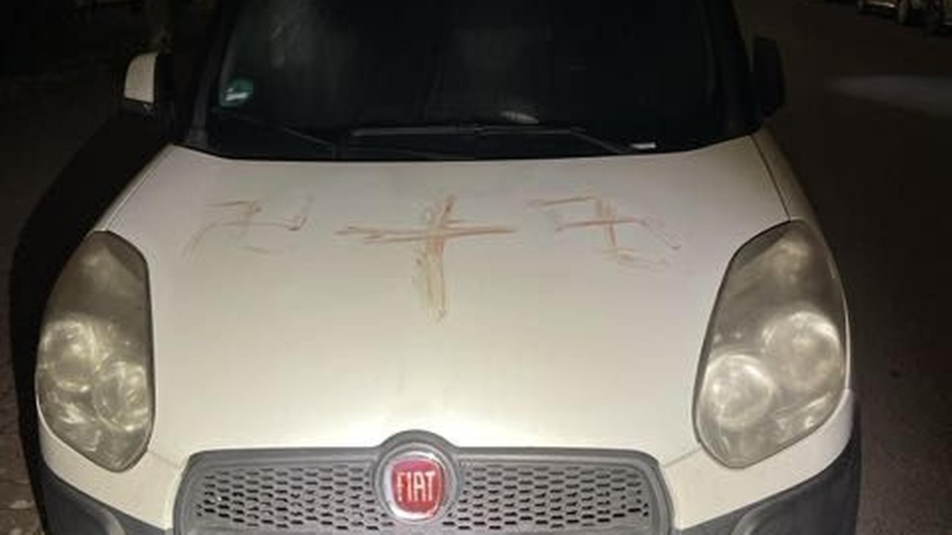 Hessen: Hakenkreuze mit Blut auf Autos geschmiert – Mann festgenommen