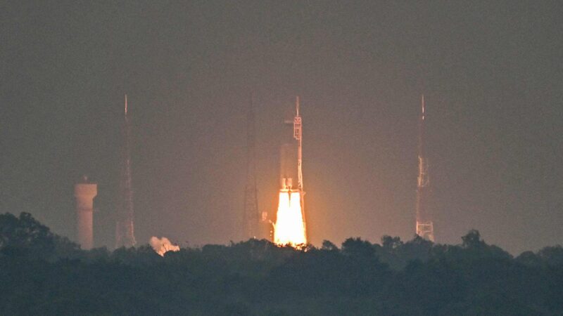 Indien schickt mehr als vier Tonnen schweren Satelliten ins All