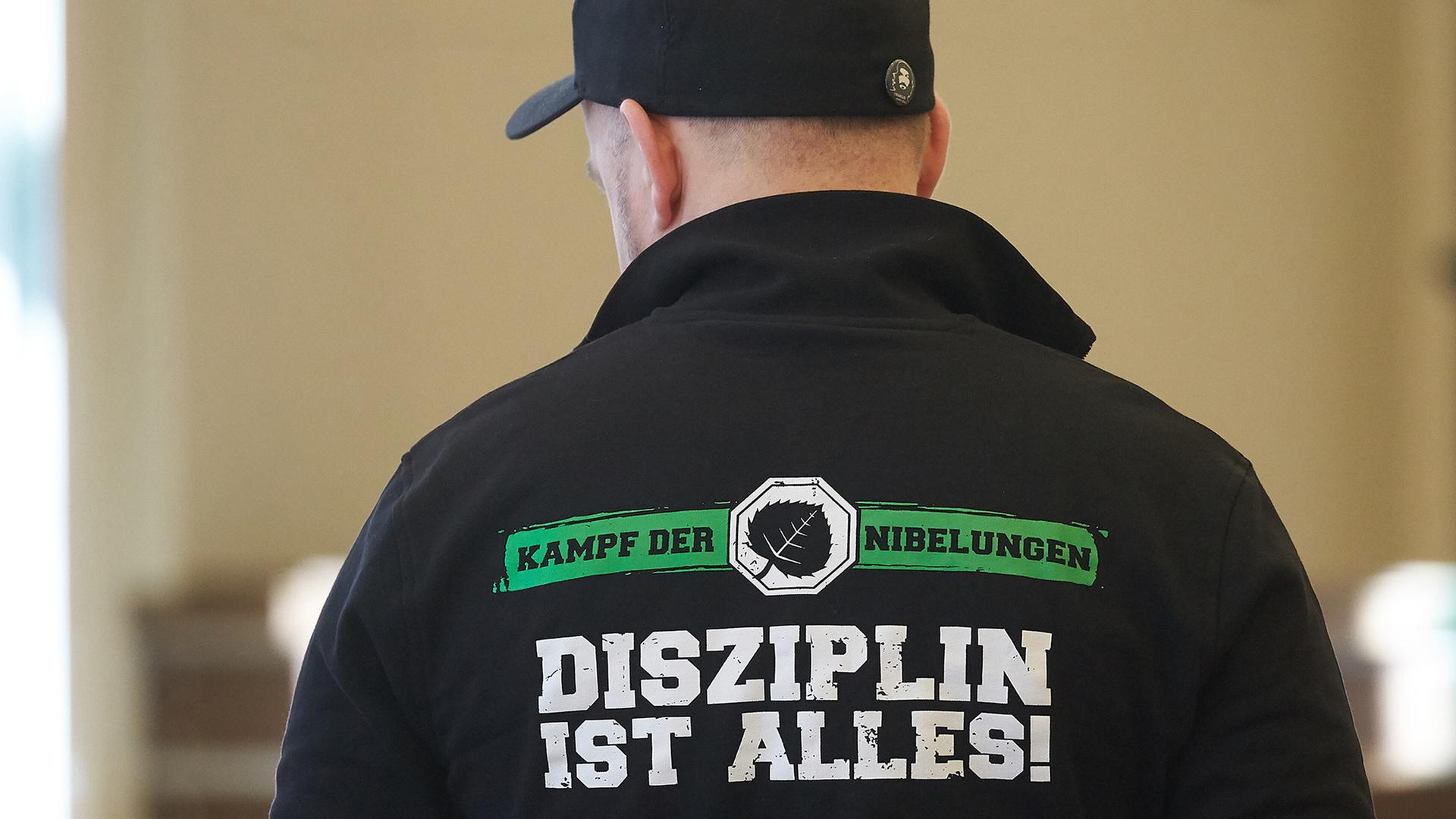 Rechtsextreme Netzwerke – Neonazi-Szene lockt mit „Lagerverkäufen“