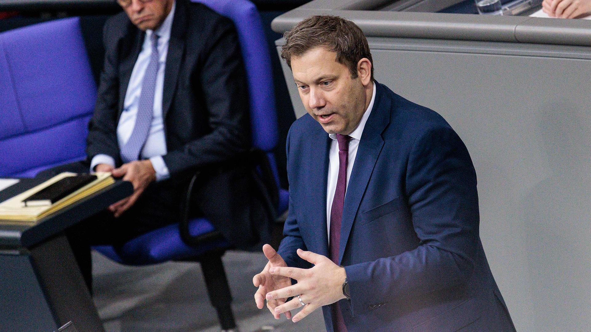 Klingbeil verteidigt Aktivrente bei Debatte im Bundestag