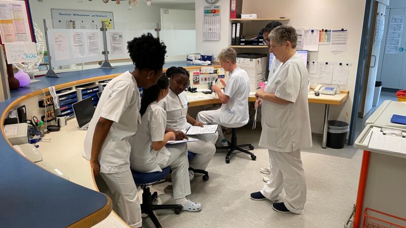 Rassismus in der Pflege: „Es ist unser Alltag“