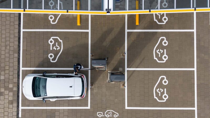 Mehr E-Auto-Ladesäulen, ADAC kritisiert Raststätten