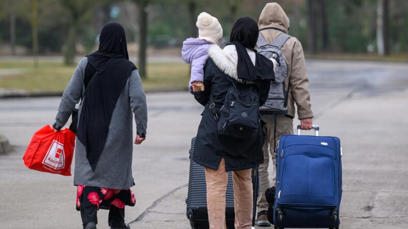 Zahl der Erstanträge auf Asyl mehr als halbiert