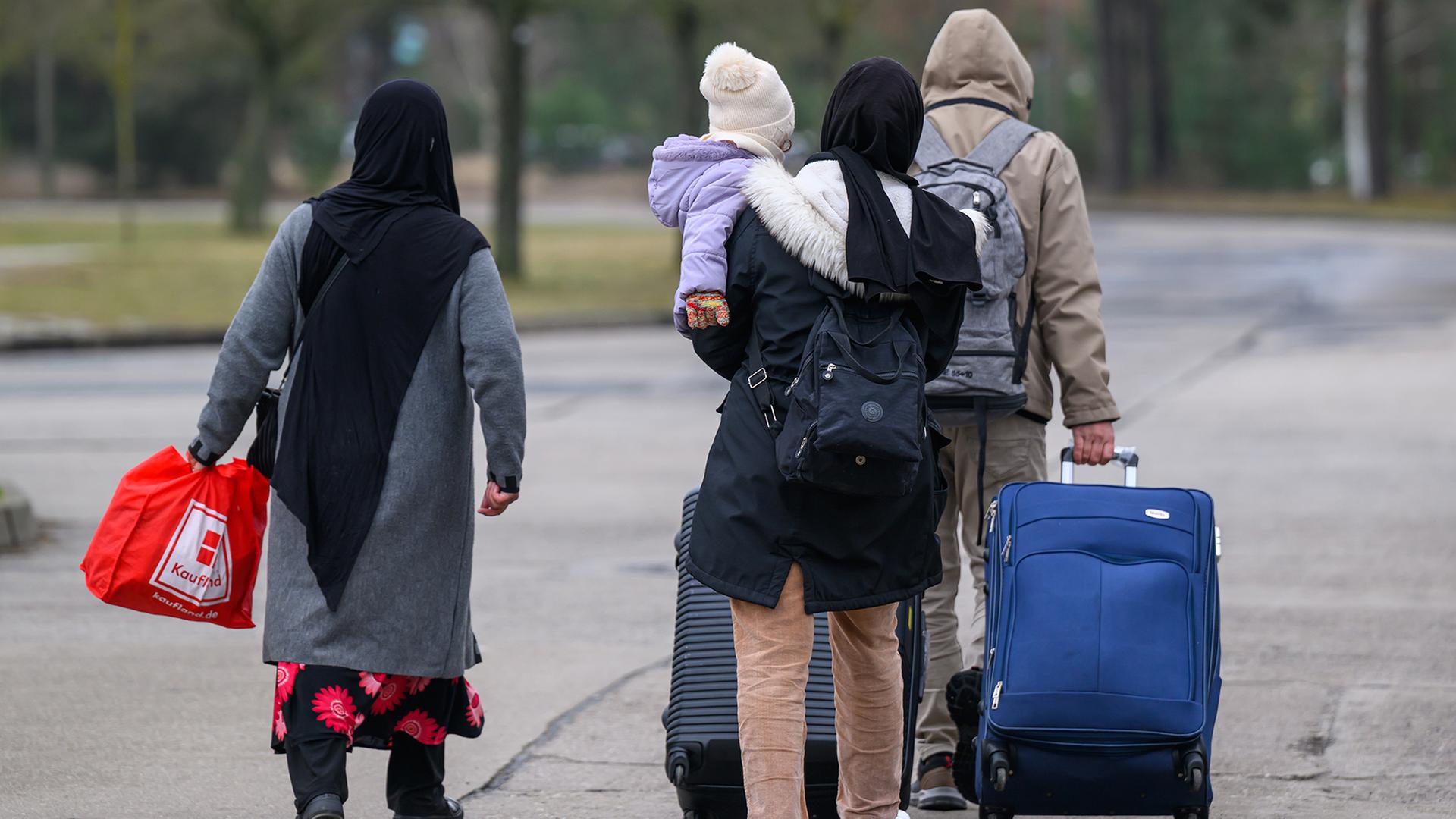 Zahl der Erstanträge auf Asyl mehr als halbiert