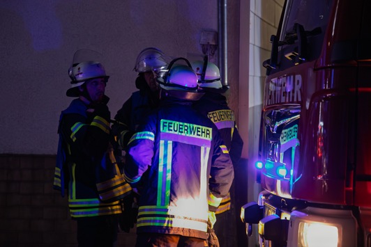 FW LK Neunkirchen: Feuerwehr rettet Meerschweinchen aus brennendem Haus
