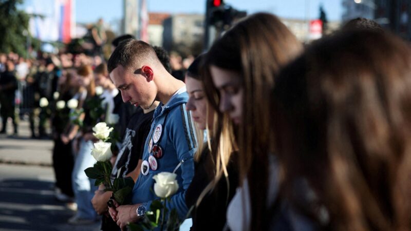 Ein Jahr nach Einsturz von Bahnhofsdach: Zehntausende gedenken der Opfer von Novi Sad