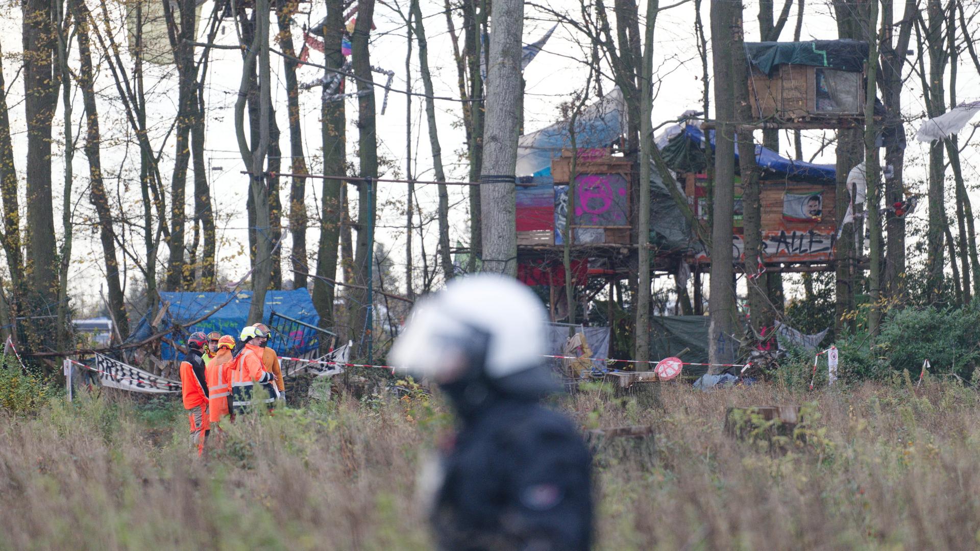 Nordrhein-Westfalen: Polizei räumt Baumhütten im Hambacher Forst