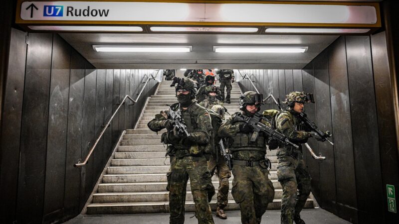 Wachbataillon der Bundeswehr trainiert in Berliner U-Bahnhof