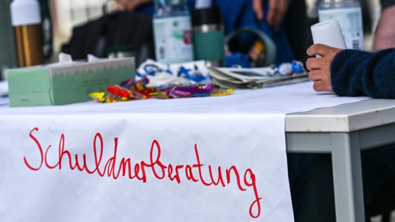 Schuldneratlas 2025: Zahl überschuldeter Menschen gestiegen