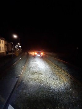 BPOL-KL: Fahrzeug fährt sich im Gleisbereich fest