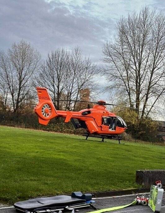 Einsätze für Ratinger Feuerwehr : A3-Unfall und ein Sturz vom Dach
