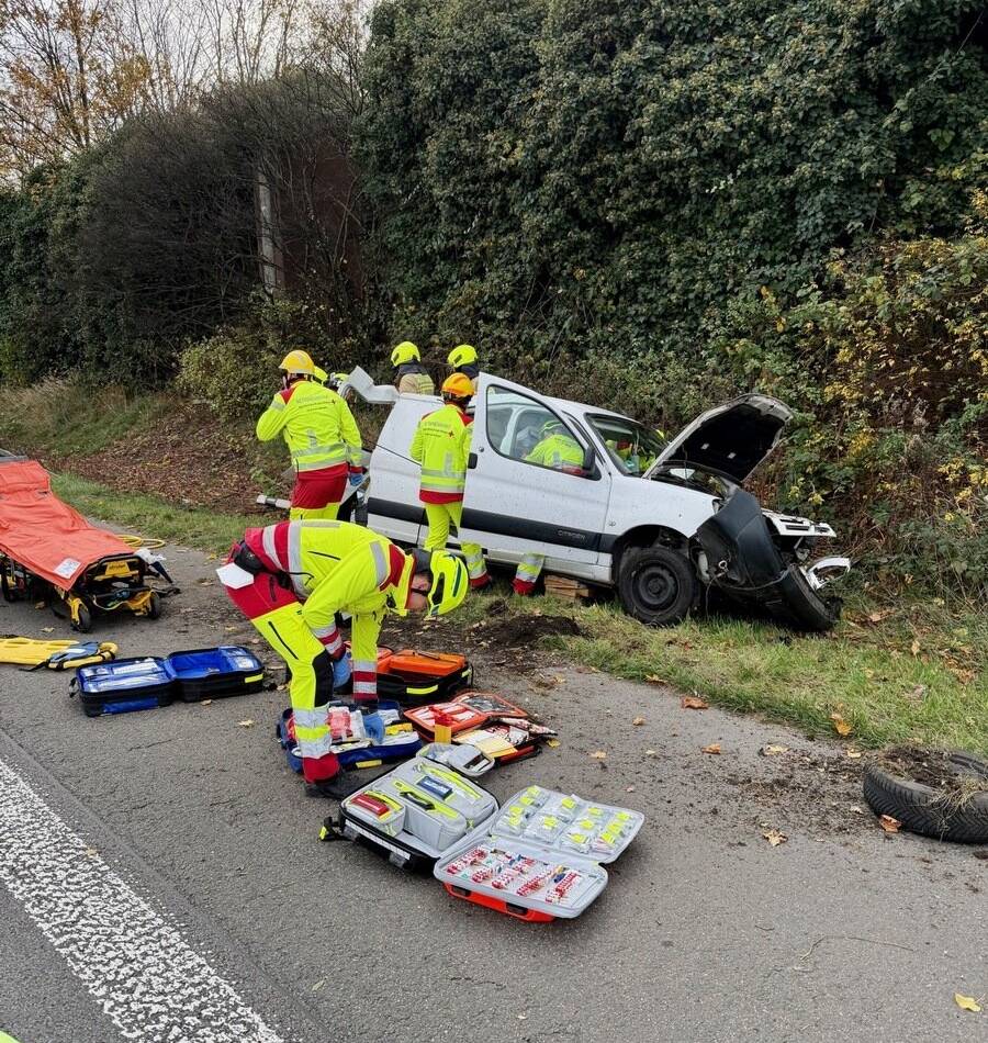 Person eingeklemmt : Schwerer Unfall auf der A3