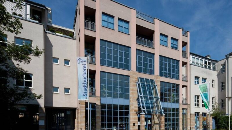 Aktion in Hilden: Stadtbibliothek organisiert „Schrottwichteln“