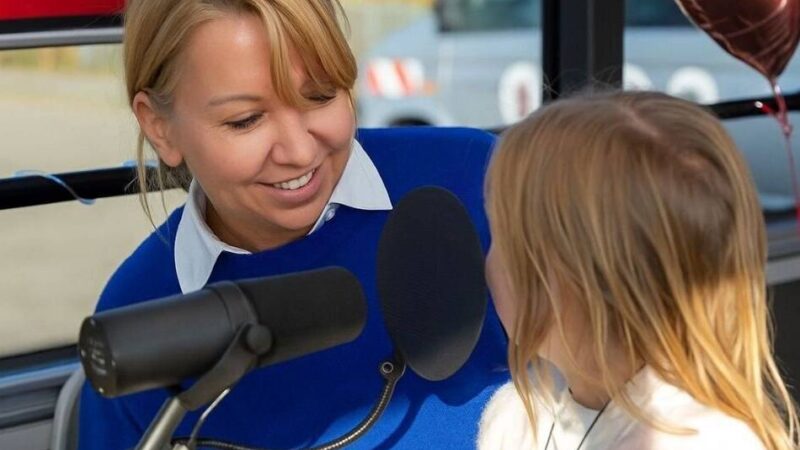 Rheinbahn in Düsseldorf: Kinder dürfen Haltestellen-Durchsagen sprechen – was es damit auf sich hat