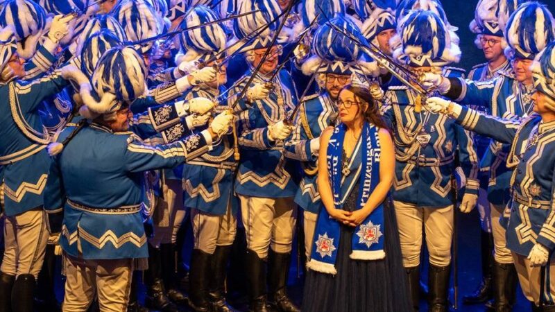 Karneval in Düsseldorf: Die Venetia ist jetzt in der Obhut ihrer Garde