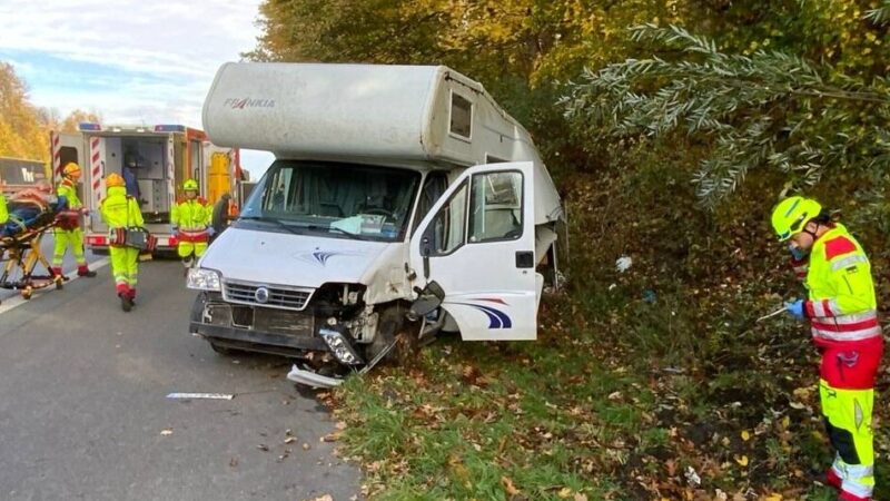 Einsatz für Ratinger Feuerwehr : Wohnmobil rutscht auf A3 in Grünstreifen