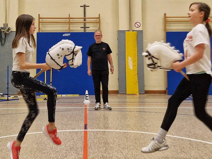 „Erst habe ich es belächelt, dann war ich begeistert“: Wie Kinder bei TD Lank das Hobby Horsing entdecken