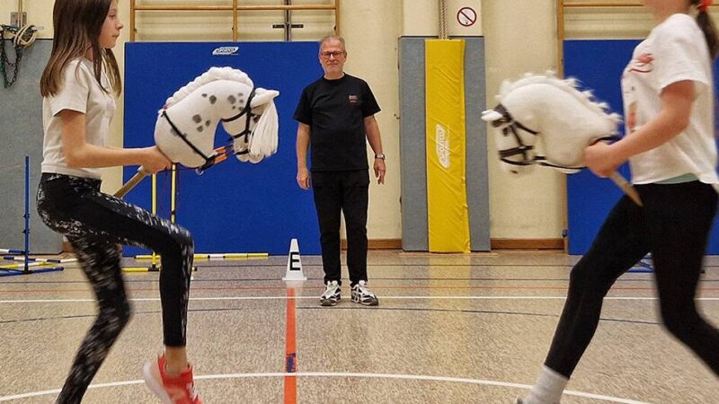 „Erst habe ich es belächelt, dann war ich begeistert“: Wie Kinder bei TD Lank das Hobby Horsing entdecken
