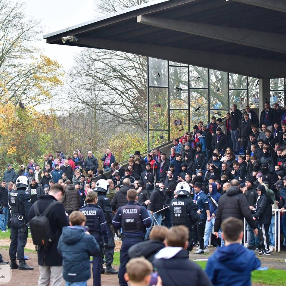 Metallstangen und Sitzschalen fliegen: Krawalle nach spätem Büdericher Siegtreffer gegen Wuppertal