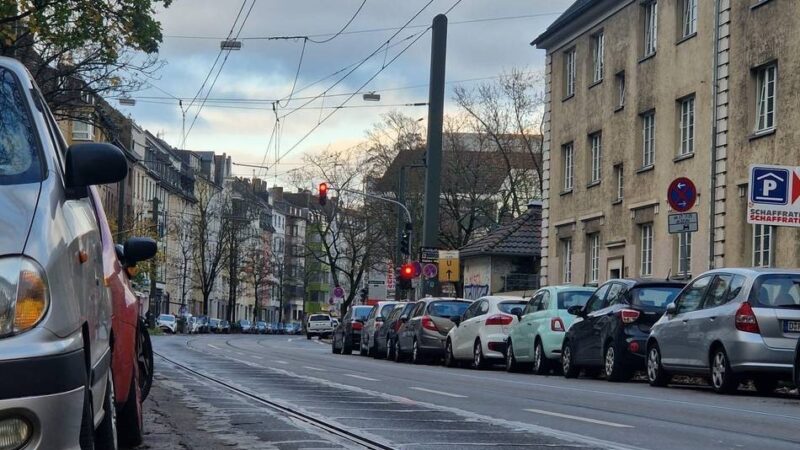 Barrierefreier Haltestellenausbau in Düsseldorf: Dutzende Parkplätze in Bilk sollen wegfallen – Anwohner kritisiert „Zurückdrängen von Autofahrern“