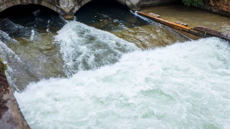 Surfer-Treff in München: Eisbachwelle wieder da – aber nur für einen Moment