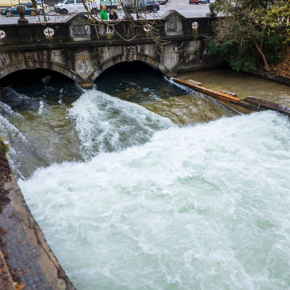 Surfer-Treff in München: Eisbachwelle wieder da – aber nur für einen Moment