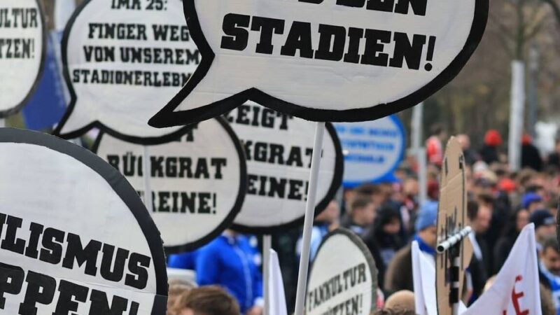 Vor dem Länderspiel in Leipzig: Tausende Fußballfans protestieren gegen Politik-Pläne – „Stadien sind sicher“