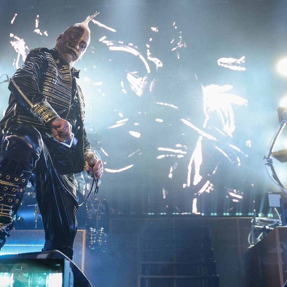 Konzert „Meine Welt“ in Düsseldorf: Bei Till Lindemann scheppert’s so richtig – Reizwäsche und fliegender Käsekuchen