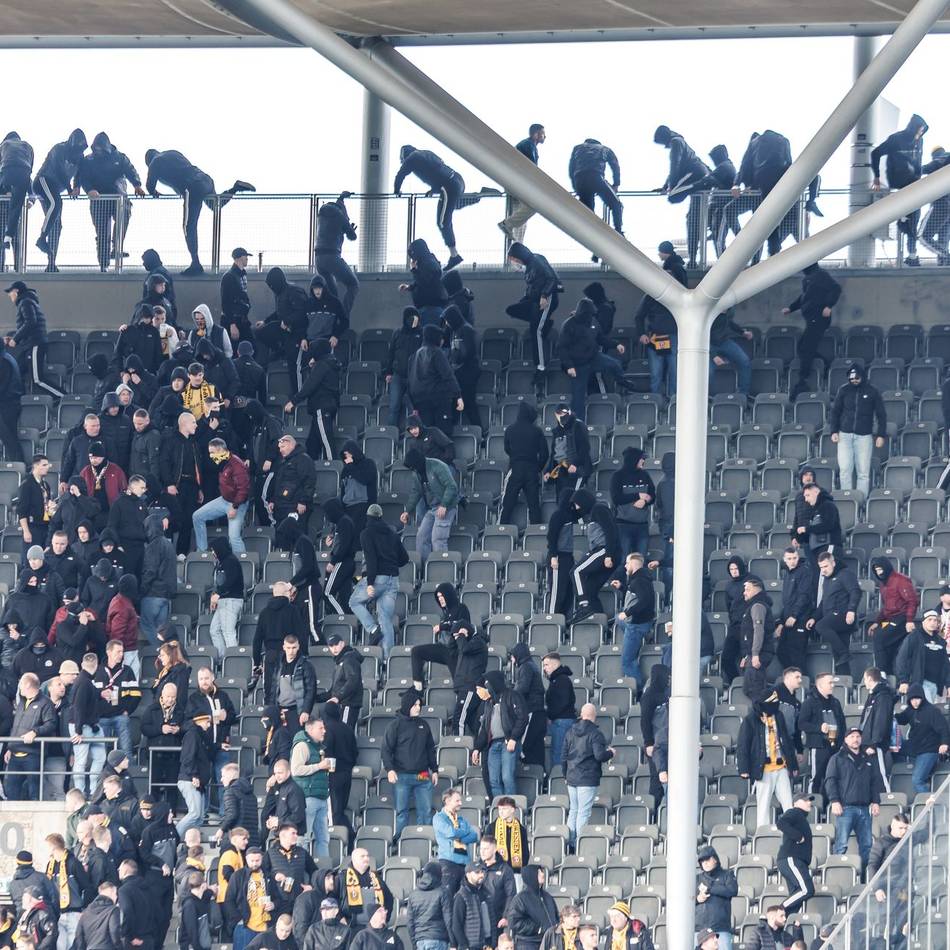25.000 Dresden-Anhänger in der Hauptstadt: Fans von Hertha und Dynamo gehen im Stadion aufeinander los