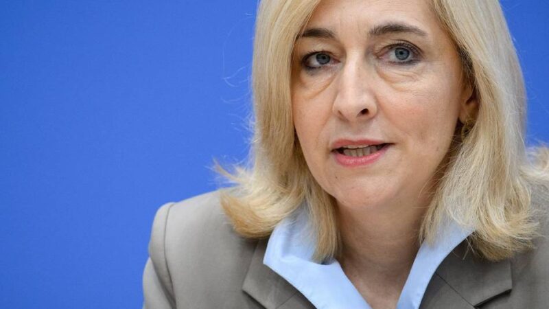 Vor dem Deutschen Pflegetag: Warken will Pflegebranche attraktiver machen