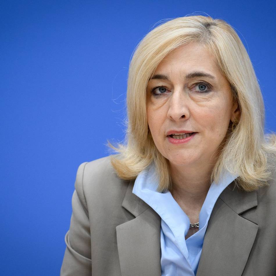 Vor dem Deutschen Pflegetag: Warken will Pflegebranche attraktiver machen