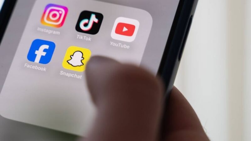 Neue Studie: Junge Nutzer sehen in den sozialen Medien kaum Inhalte von Mitte-Parteien