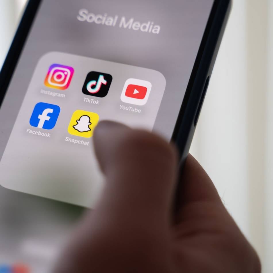 Neue Studie: Junge Nutzer sehen in den sozialen Medien kaum Inhalte von Mitte-Parteien