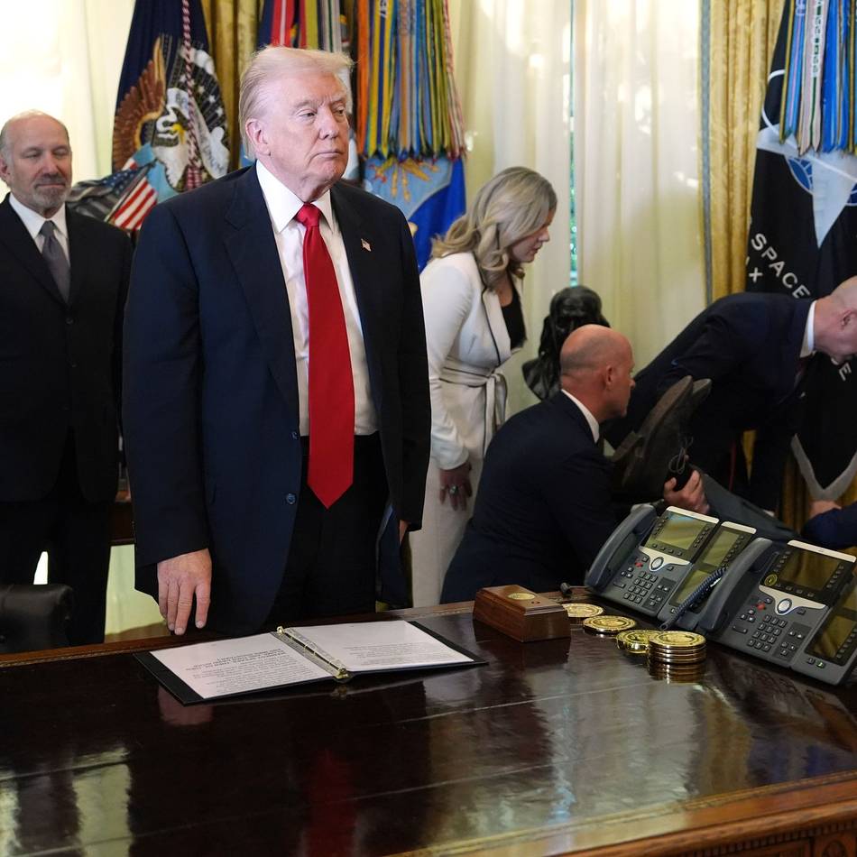 Vorfall im Weißen Haus: Trump steht unbeteiligt neben zusammengebrochenem Mann