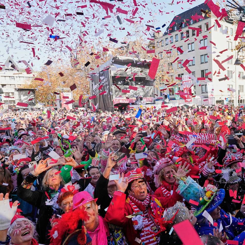 Sessionsauftakt in der Domstadt: Köln tanzt im Sonnenschein in den Karneval
