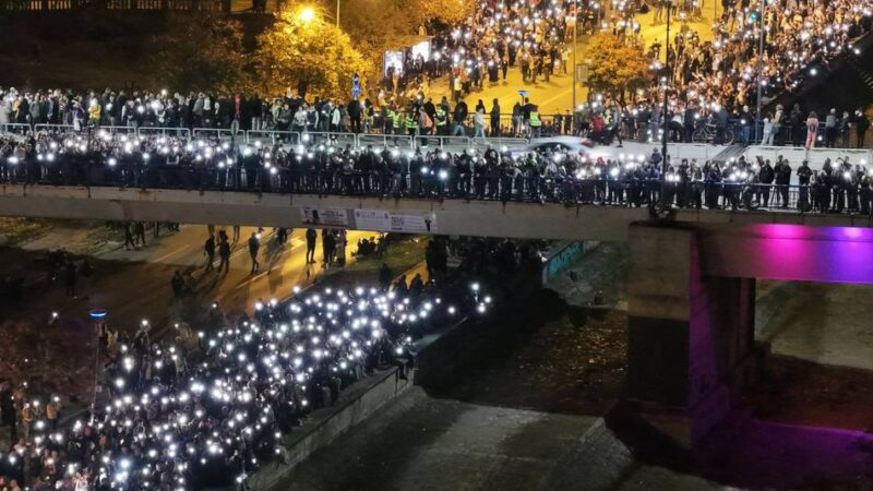 „Eure Hände sind blutig“: Aufstand und Repression in Serbien