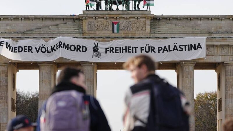 Banner von der Polizei entfernt: Pro-Palästina-Aktivisten besetzen Brandenburger Tor