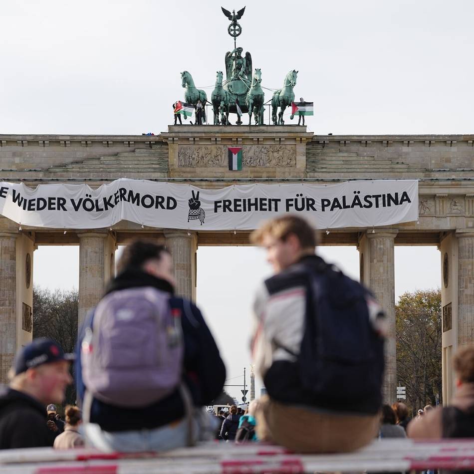 Banner von der Polizei entfernt: Pro-Palästina-Aktivisten besetzen Brandenburger Tor