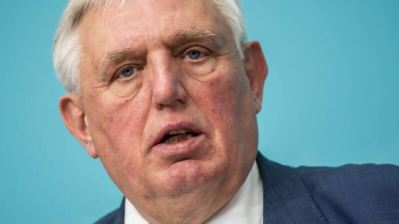 Schutz von Schwangeren und Kindern: NRW-Gesundheitsminister Laumann pocht weiter auf Rauchverbot im Auto