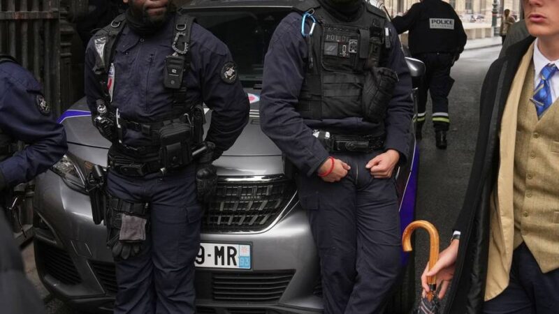 Schnappschuss ging viral: Geheimnis um Identität des „Louvre-Detektivs“ ist gelüftet