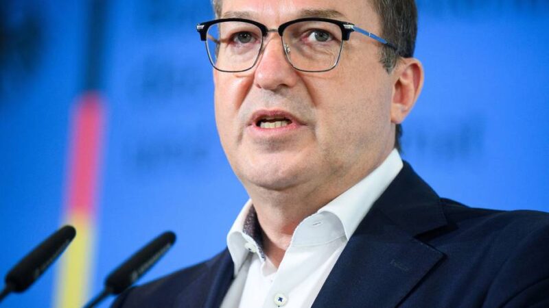 Durchsuchungen in Deutschland: Innenminister Dobrindt verbietet islamistische Vereinigung