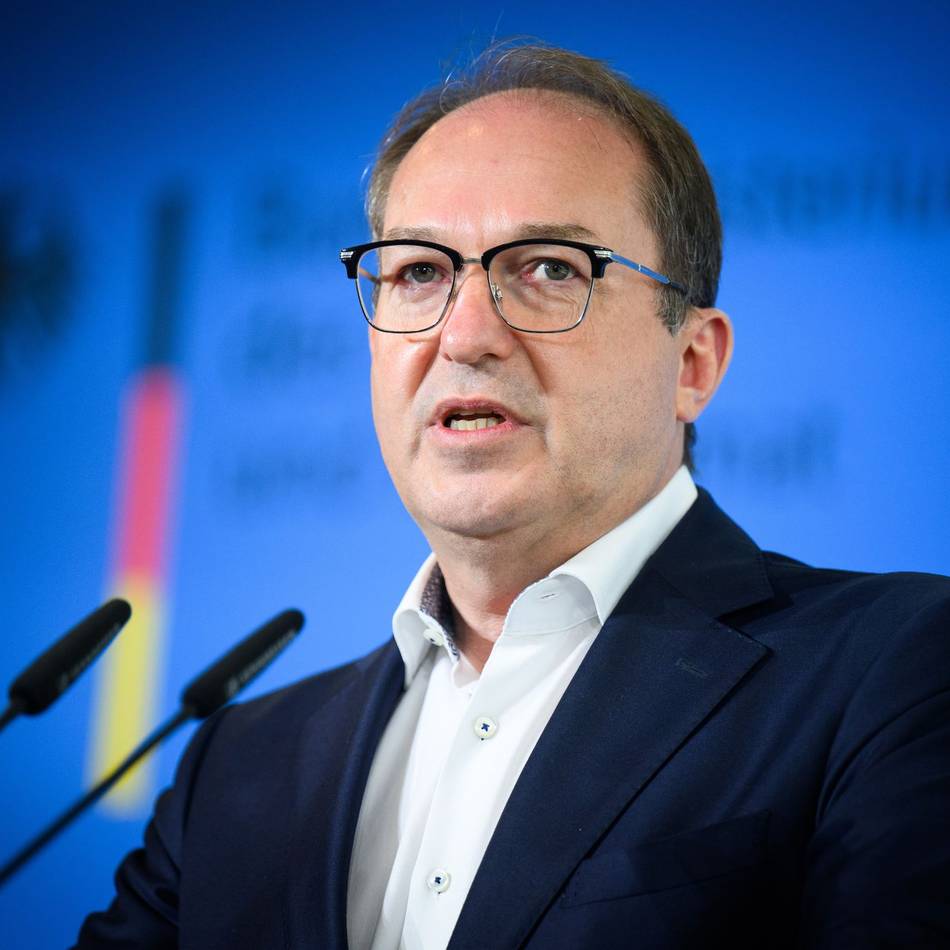 Durchsuchungen in Deutschland: Innenminister Dobrindt verbietet islamistische Vereinigung