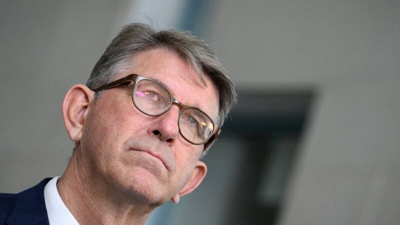 Staatsminister gibt Anteile ab: Weimer wehrt sich gegen „Angriffe von rechts außen“