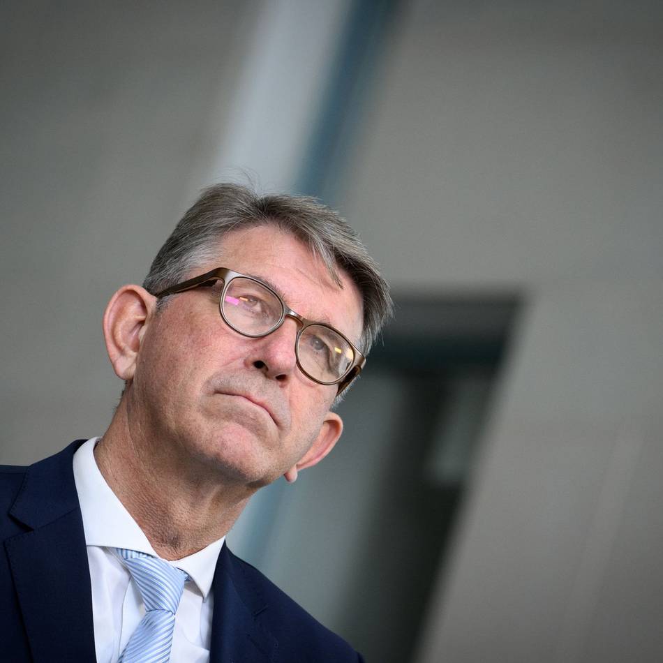 Staatsminister gibt Anteile ab: Weimer wehrt sich gegen „Angriffe von rechts außen“