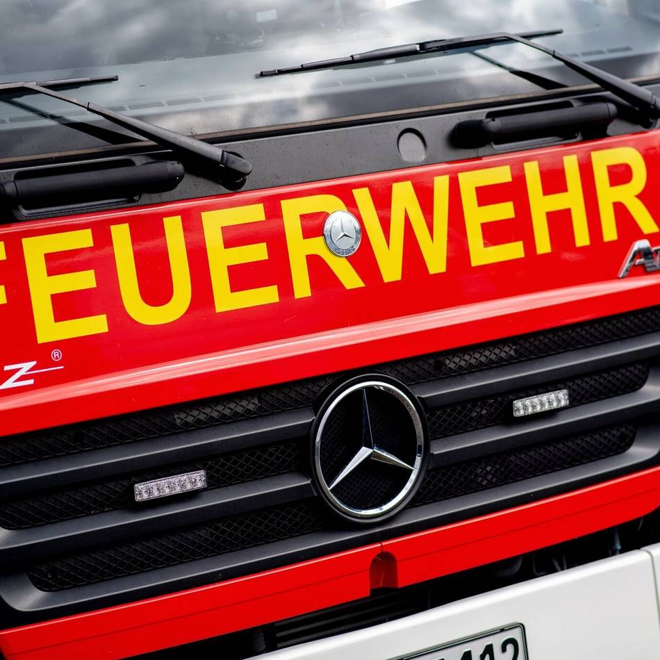 Einsatz im Dellviertel: Person stirbt bei Brand in Duisburger Mehrfamilienhaus