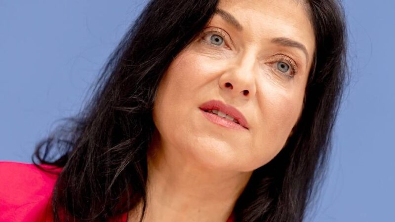 Vor „Stahlgipfel“ im Kanzleramt: Reiche geht von Industriestrompreis ab Januar 2026 aus