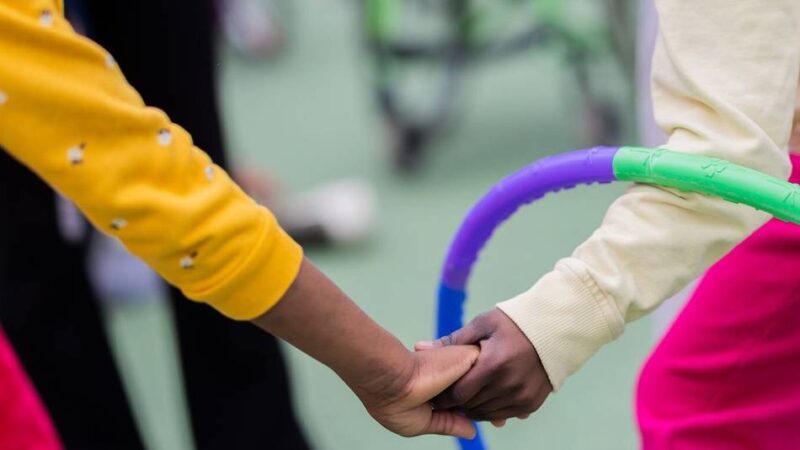 Aktion des Lions Clubs: „Zauber ein Lächeln“ in Kindergesichter