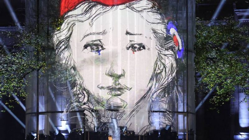 Gedenkfeier für Opfer der Pariser Anschläge: Macron steht Seite an Seite mit den Hinterbliebenen